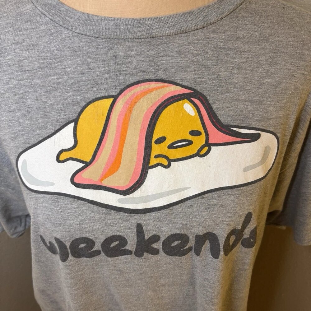 Sanrio Gudetama The Lazy Egg Under Bacon Blanket T-Shirt Gray "weekends" Large - Picture 2 of 7